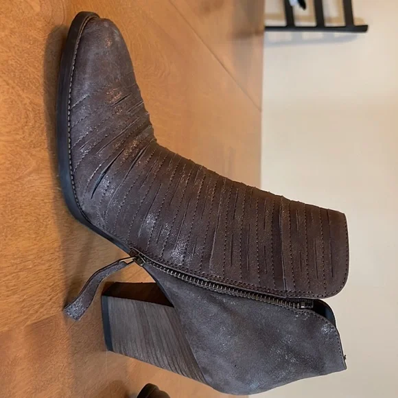 Paul Green Suede Bronze- Brown Ankle Boot- very good condition - Picture 2 of 8